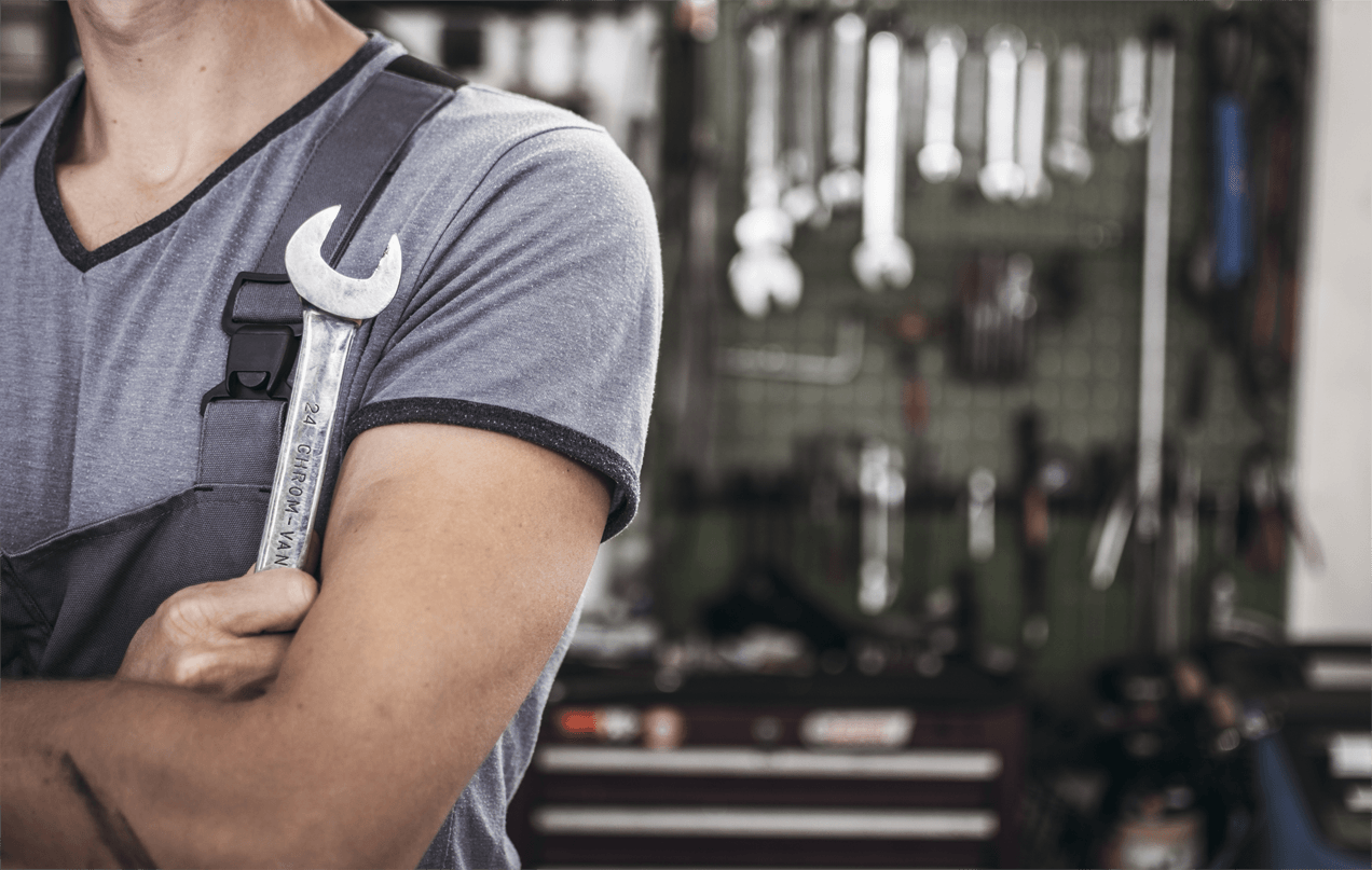 Mechaniker mit einem Maulschlüssel in der Hand