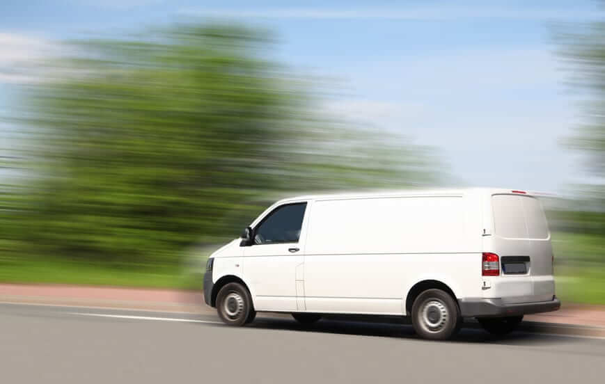 Tourbelieferung-Autoteile-Post-AG Ein fahrender Lieferwagen auf der Straße