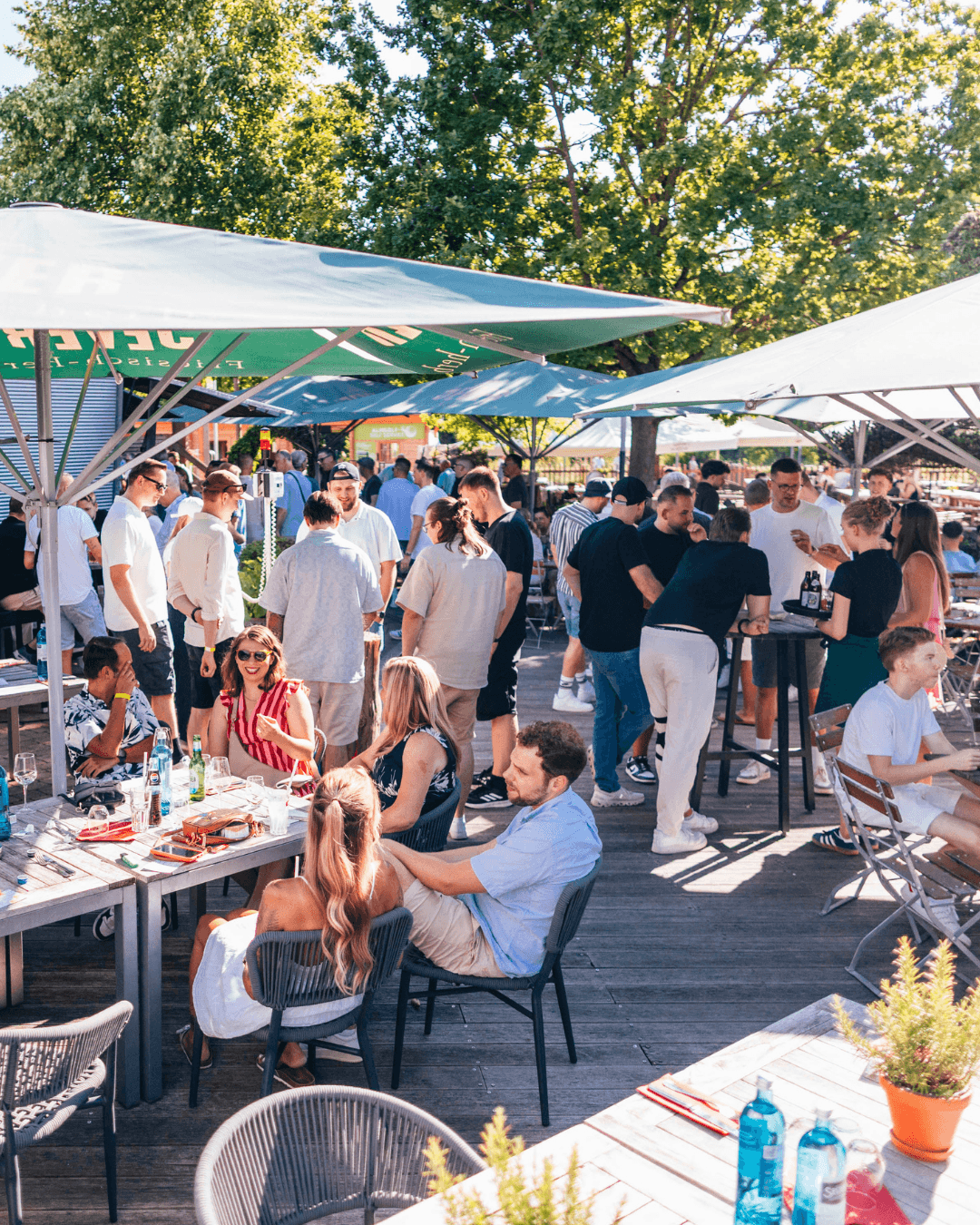 Zahlreiche Mitarbeitende beim sommerlichen Beisammensein im Outdoor-Bereich der Skihalle Neuss