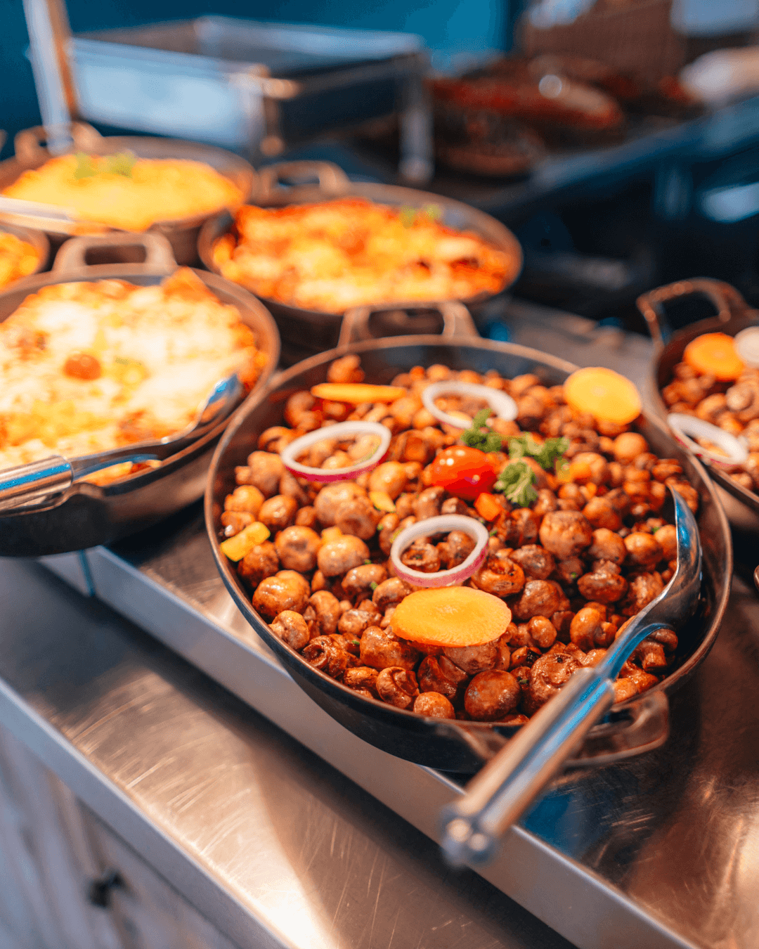Buffet mit warmen Speisen und gebratenen Champignons beim Sommerfest der Autoteile Post AG